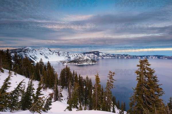 USA, Oregon, Clamath County. View over Crater Lake in winter. Photo : Gary Weathers