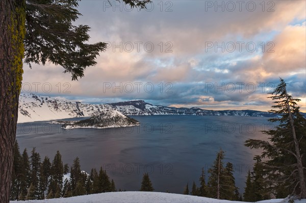 USA, Oregon, Clamath County. View over Crater Lake in winter. Photo : Gary Weathers