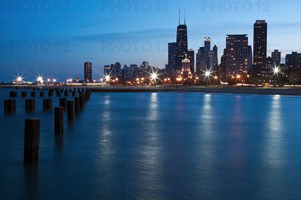 USA, Illinois, Chicago. City at night as seen from north side. Photo : Henryk Sadura