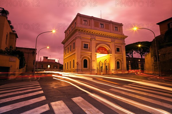 Italy, Rome. Triumphal arch at sunrise. Photo : Henryk Sadura