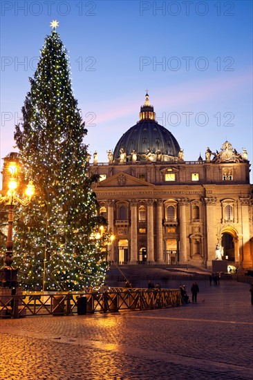 Italy, Vatican City . Saint Peter's Square and Saint Peter's Basilica in Christmas time. Photo : Henryk Sadura