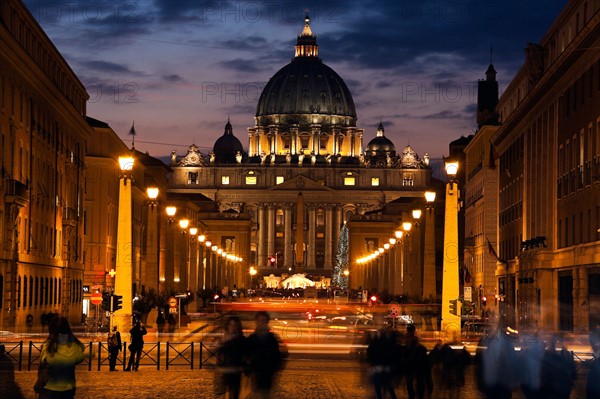 Italy, Vatican City . Saint Peter's Square and Saint Peter's Basilica at dusk. Photo : Henryk Sadura