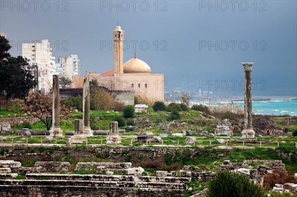 Lebanon, Tyre. Al Mina ruins, mosque in background. Photo : Henryk Sadura