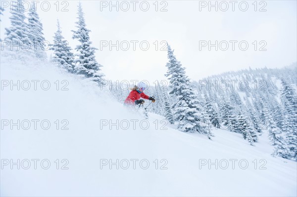 USA, Montana, Whitefish. Woman skiing powder . Photo : Noah Clayton