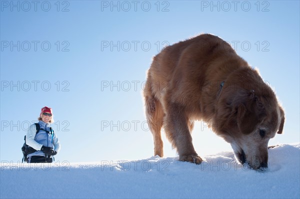 USA, Montana, Bob Marshall Wilderness, Mt.Aeneus. Woman hiking with her dog in winter scenery. Photo : Noah Clayton