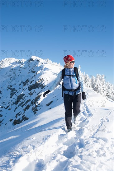 USA, Montana, Bob Marshall Wilderness, Mt.Aeneus. Woman hiking  in winter scenery. Photo : Noah Clayton