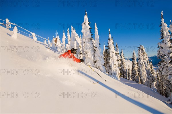 USA, Montana, Whitefish. Man skiing powder in mountain scenery. Photo : Noah Clayton