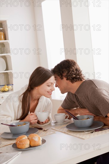 Young couple eating breakfast. Photo : Rob Lewine