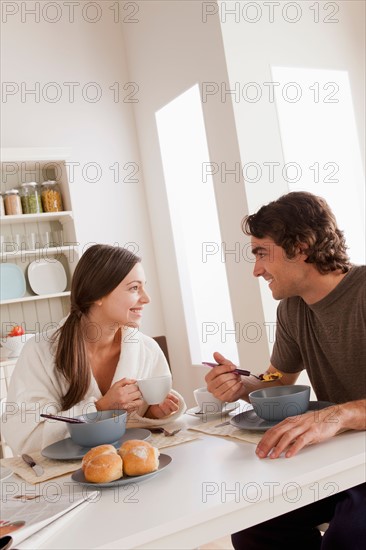 Young couple eating breakfast. Photo : Rob Lewine