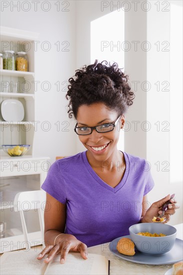 Young woman reading book. Photo : Rob Lewine