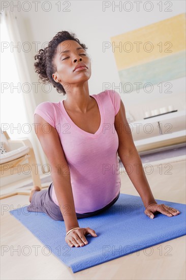 Young woman training at home. Photo : Rob Lewine