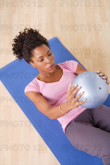 Young woman training at home. Photo : Rob Lewine