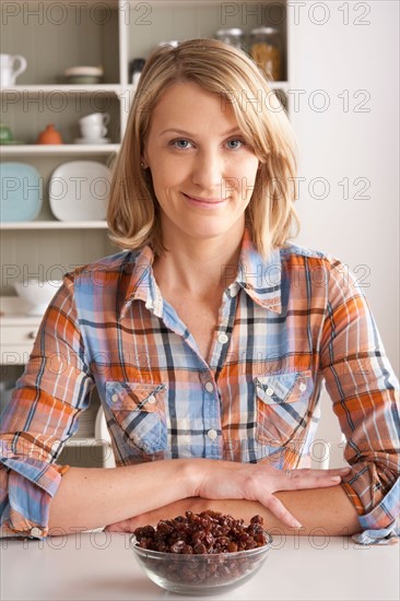 Portrait of mid adult woman with bowl of strawberries. Photo : Rob Lewine