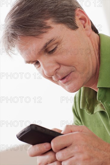 Man using phone. Photo : Rob Lewine