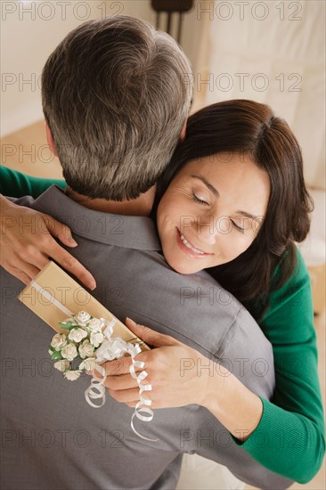 Woman receiving gift from man. Photo : Rob Lewine