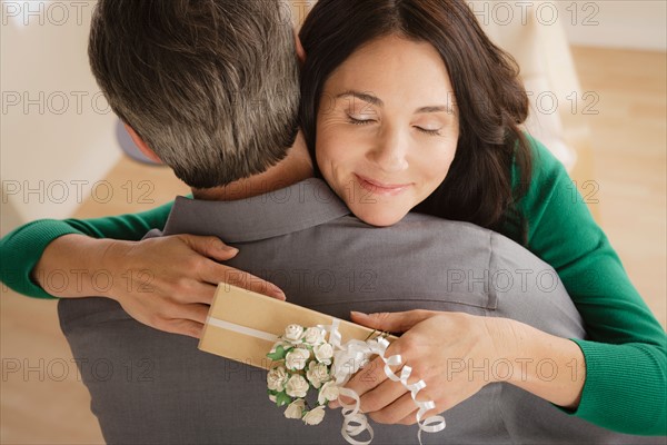 Woman receiving gift from man. Photo : Rob Lewine