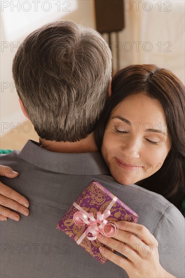 Woman receiving gift from man. Photo : Rob Lewine