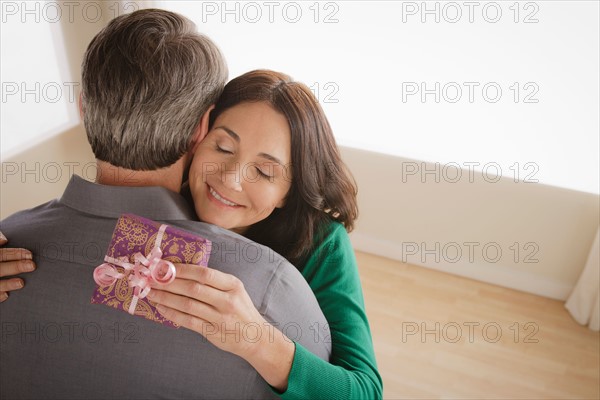 Woman receiving gift from man. Photo : Rob Lewine