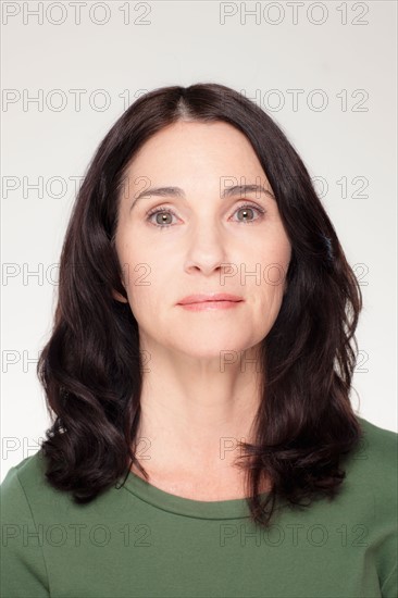 Studio portrait of mature woman. Photo : Rob Lewine