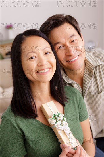 Woman receiving gift from man. Photo : Rob Lewine