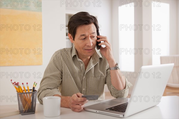 Man shopping online from home. Photo : Rob Lewine