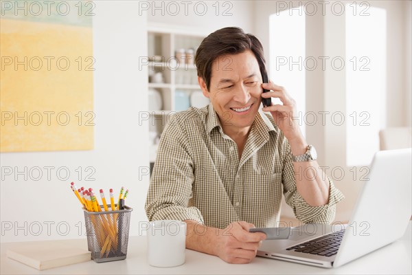 Man shopping online from home. Photo : Rob Lewine