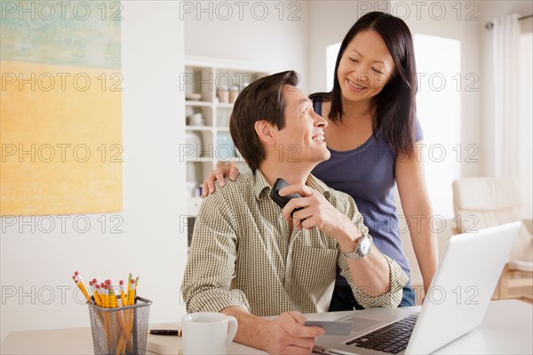 Couple shopping online from home. Photo : Rob Lewine