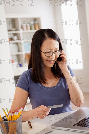 Woman shopping online from home. Photo : Rob Lewine