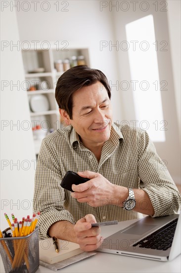 Man shopping online from home. Photo : Rob Lewine