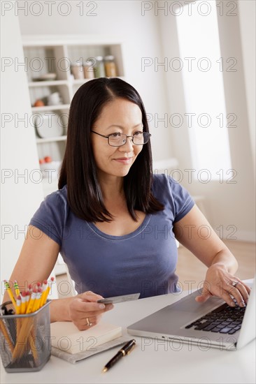 Woman shopping online from home. Photo : Rob Lewine