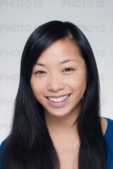 Studio portrait of young woman smiling. Photo : Rob Lewine