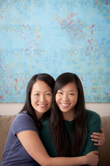Portrait of mother and adult daughter. Photo : Rob Lewine