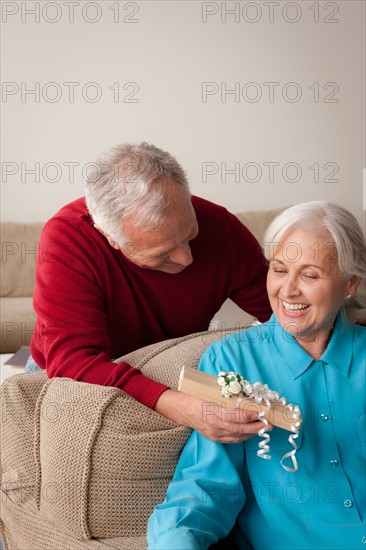 Man giving woman gift. Photo : Rob Lewine