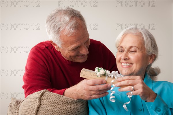 Man giving woman gift. Photo : Rob Lewine