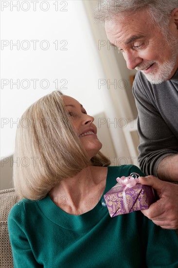 Man giving woman gift. Photo : Rob Lewine
