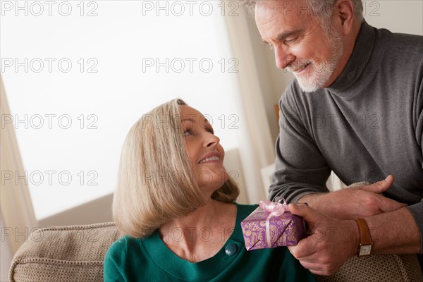 Man giving woman gift. Photo : Rob Lewine