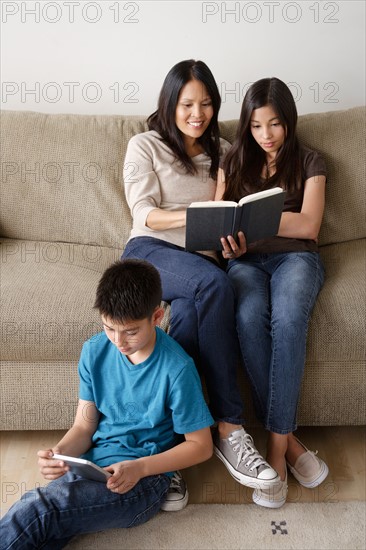 Mother and offspring reading together. Photo : Rob Lewine