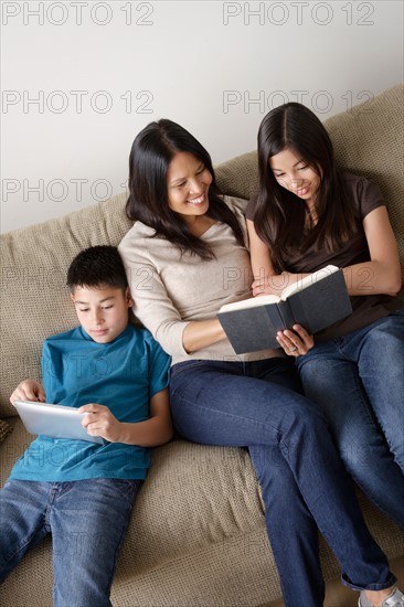 Family reading together. Photo : Rob Lewine