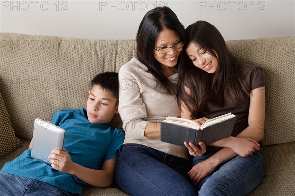 Family reading together. Photo : Rob Lewine