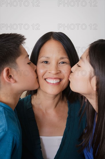 Siblings giving mother kiss. Photo : Rob Lewine