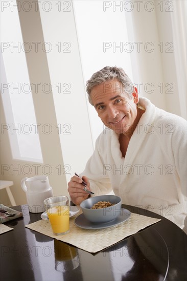 Man having cereal for breakfast. Photo : Rob Lewine