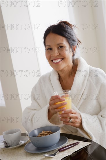 Woman having breakfast. Photo : Rob Lewine