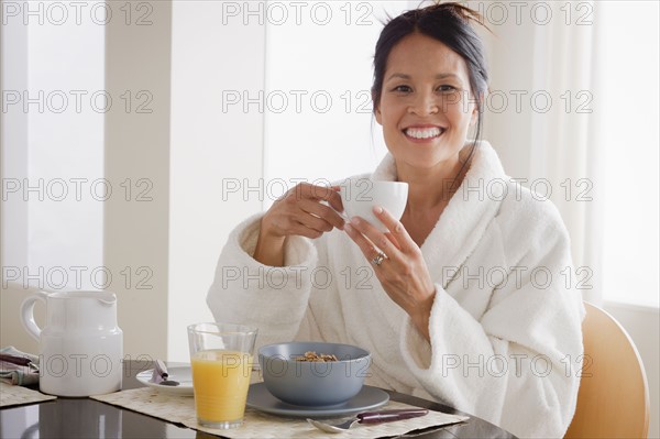 Woman having breakfast. Photo : Rob Lewine