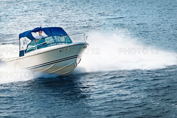 USA, Ontario, Georgian Bay. Man in speed boat. Photo : Elena Elisseeva