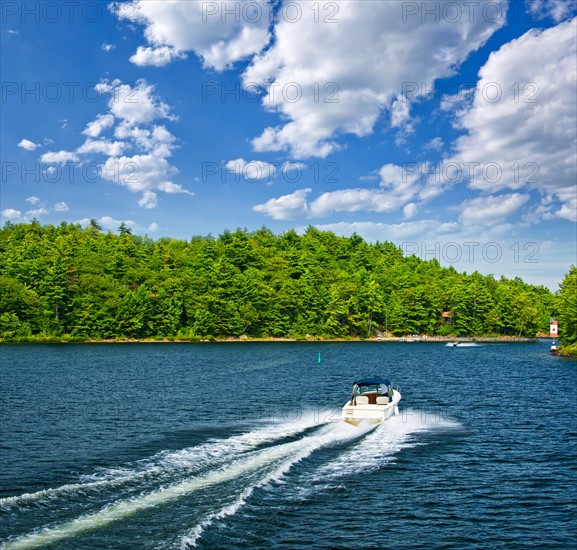 USA, Ontario, Georgian Bay. Speed boat on water. Photo : Elena Elisseeva