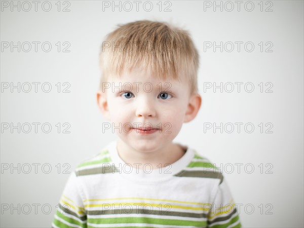 Studio portrait of happy toddler boy (2-3). Photo : Jessica Peterson