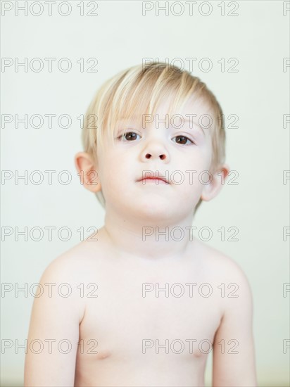 Studio portrait of cute toddler boy (2-3). Photo : Jessica Peterson