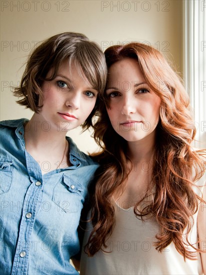 Portrait of two young women. Photo : Jessica Peterson