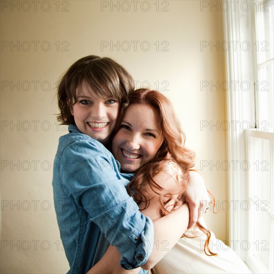 Portrait of two young women. Photo : Jessica Peterson