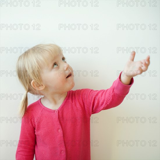 Portrait of baby girl (18-23 months) . Photo : Jessica Peterson